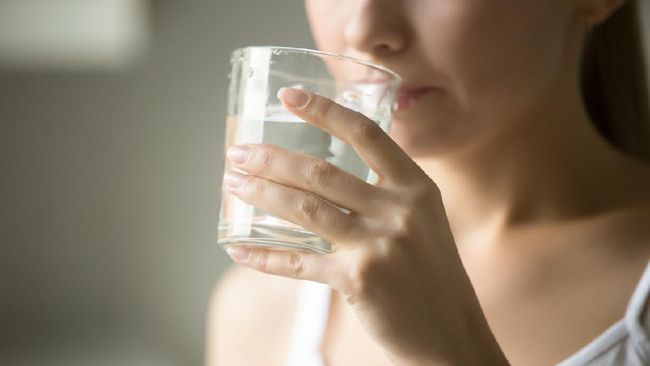 ilustrasi-minum-air-putih_169