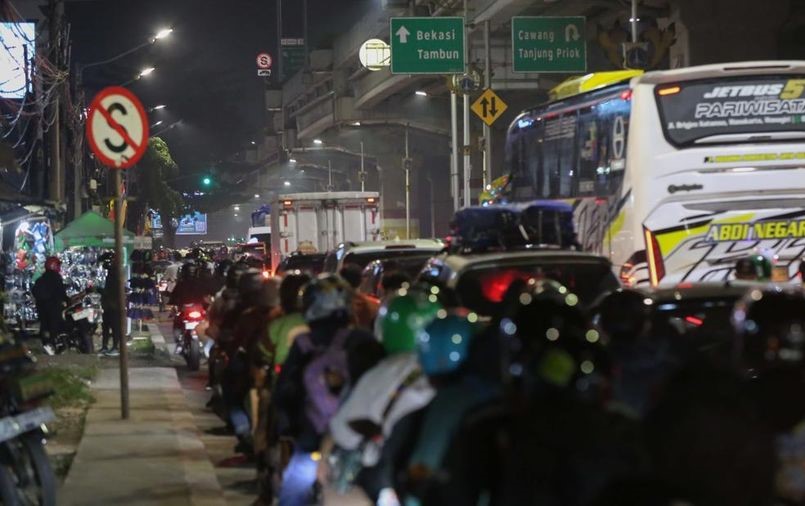 menjelang-puncak-arus-mudik-sejumlah-pemudik-mulai-memadati-jalan-raya-inspeksi-kalimalang-bekasi-jawa-barat-rabu-2632025-1743022996055_169