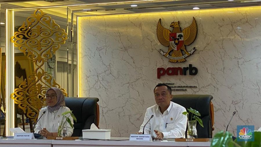 menteri-sekretaris-negara-prasetyo-hadi-kanan-dan-menteri-pendayagunaan-aparatur-negara-dan-reformasi-birokrasi-rini-widyantin-1742190483910_169