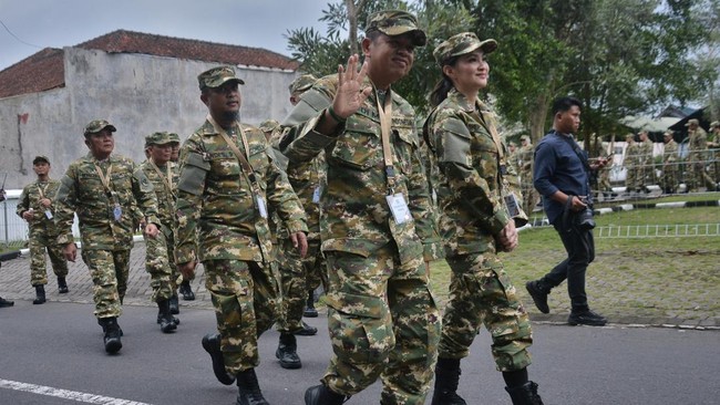 defile-ratusan-kepala-daerah-awali-retret-di-akmil-magelang-1740191622710_169
